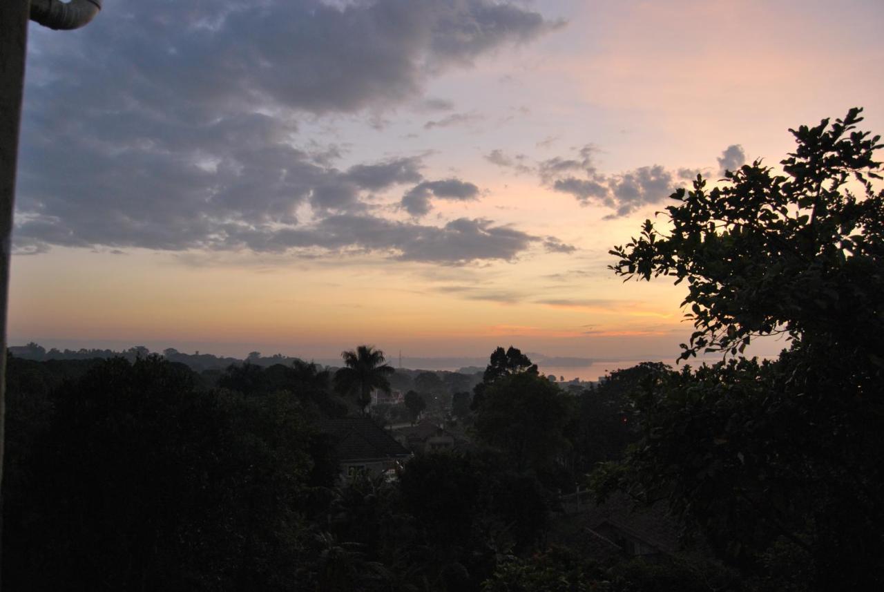 Frontiers Hotel Entebbe Buitenkant foto