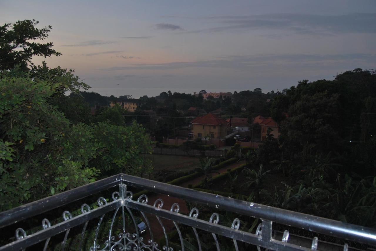Frontiers Hotel Entebbe Buitenkant foto