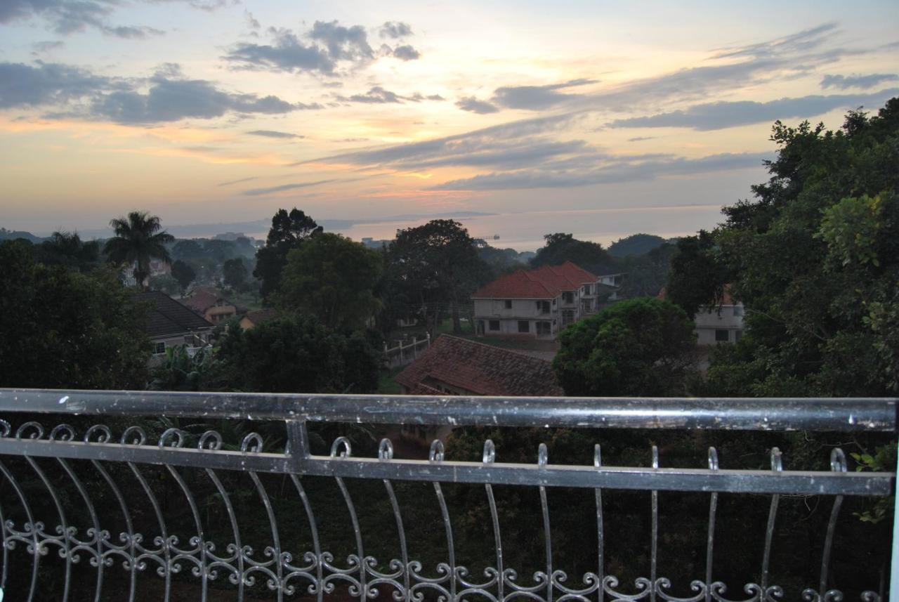 Frontiers Hotel Entebbe Buitenkant foto