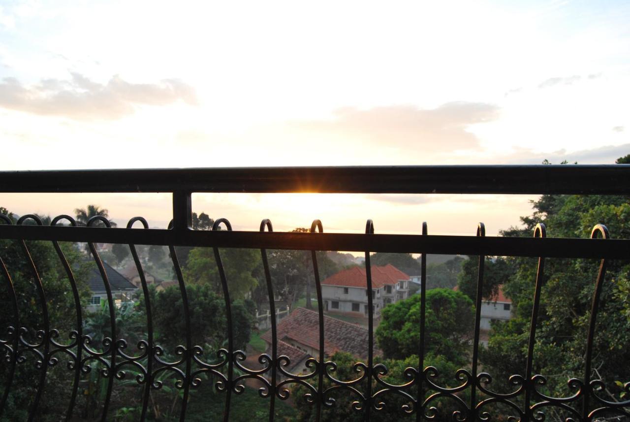 Frontiers Hotel Entebbe Buitenkant foto