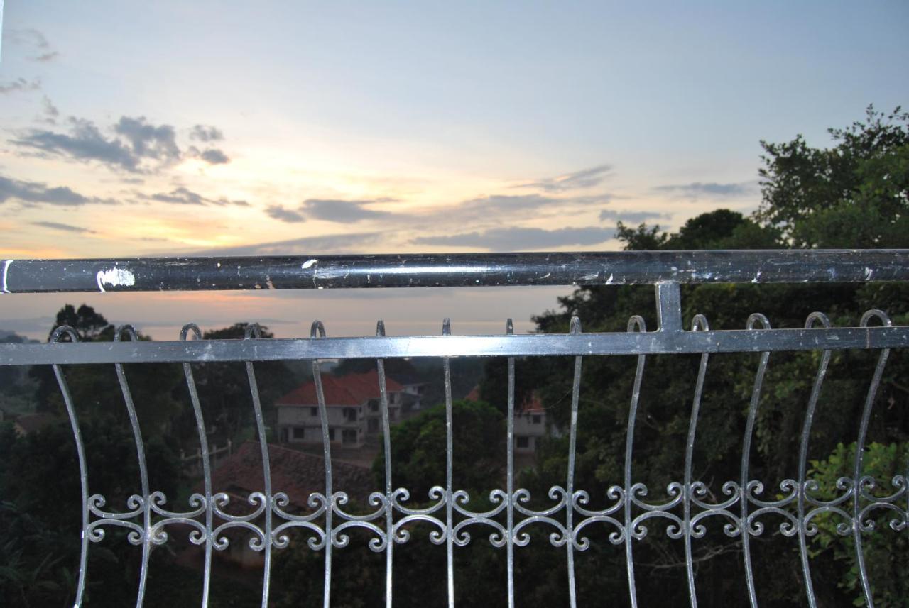Frontiers Hotel Entebbe Buitenkant foto