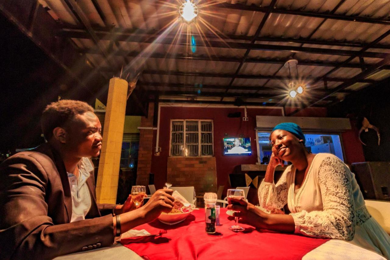 Frontiers Hotel Entebbe Buitenkant foto