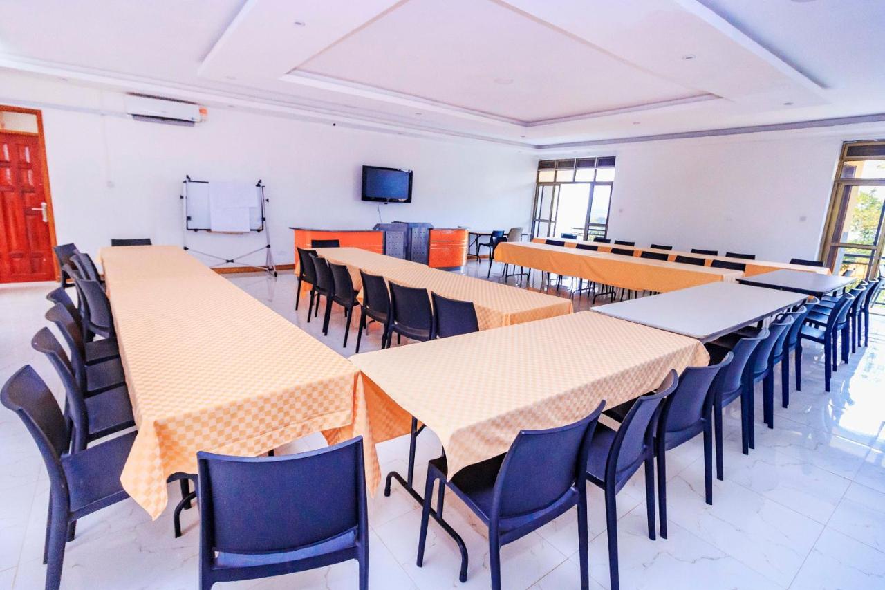 Frontiers Hotel Entebbe Buitenkant foto