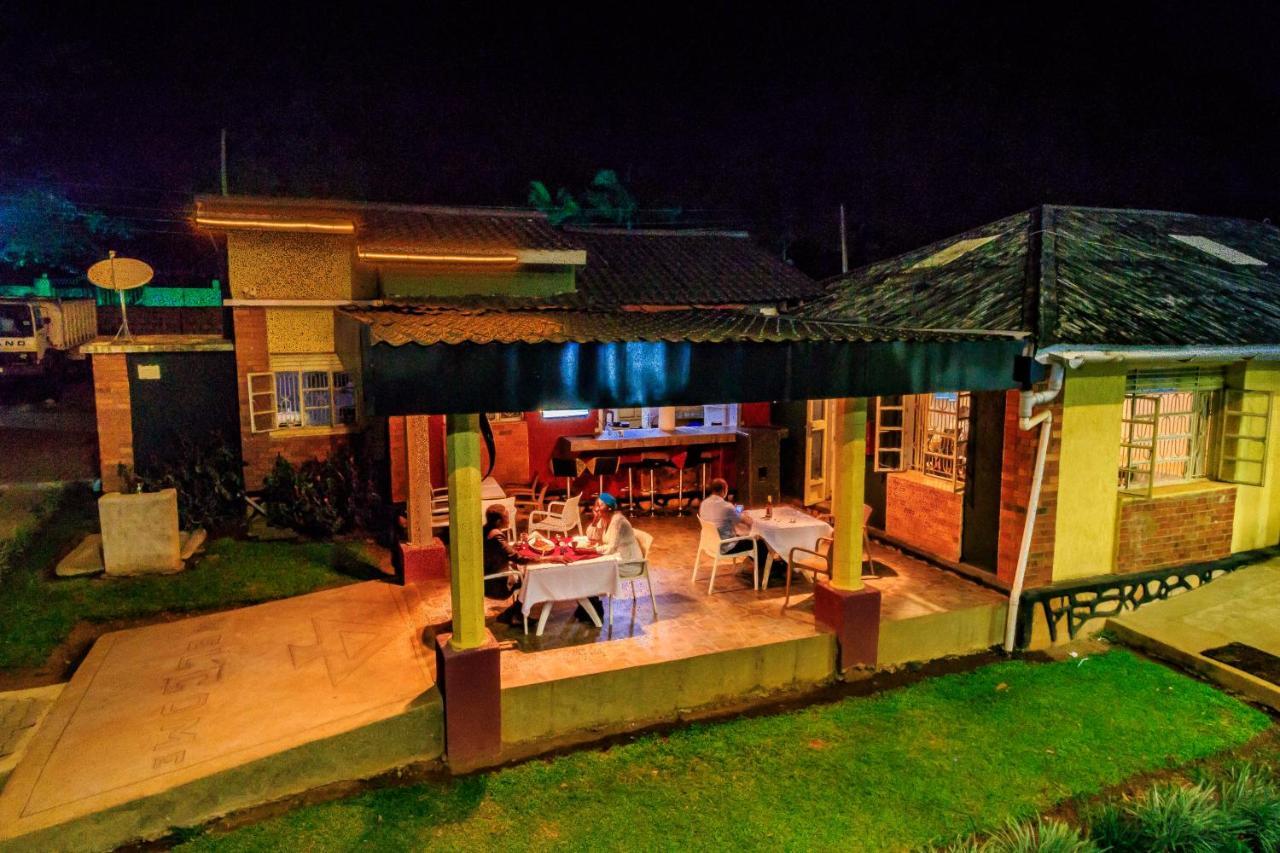 Frontiers Hotel Entebbe Buitenkant foto